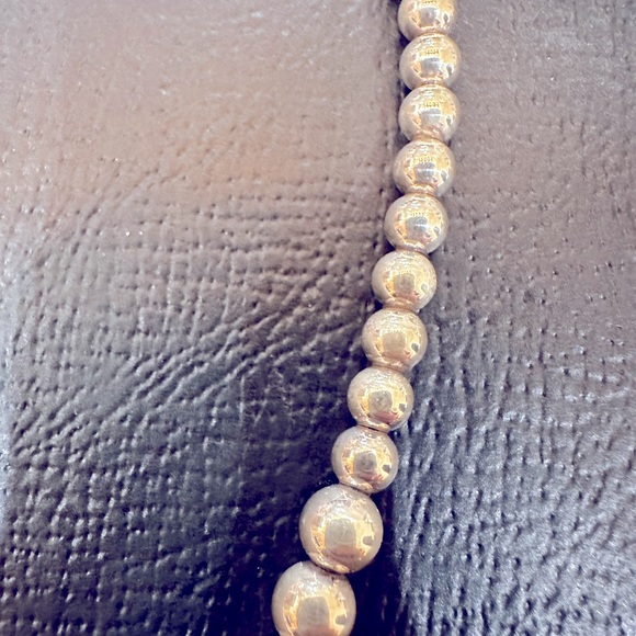 Silver hallow beaded necklace - Picture 2 of 2